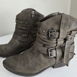 Report Damian Taupe Faux Leather Side Zip Biker Style Booties Sz 8.5 READ