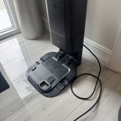 iRobot Clean Base Automatic Dirt Disposal