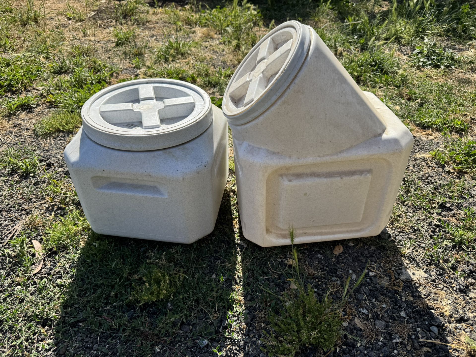 Pet food storage containers