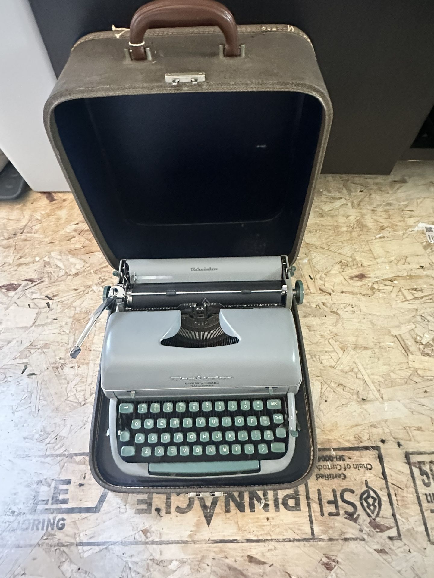 1958 Remington Letter-Riter Deluxe Tabulator Portable Typewriter with Hard Case