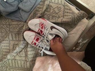 Basketball shoes