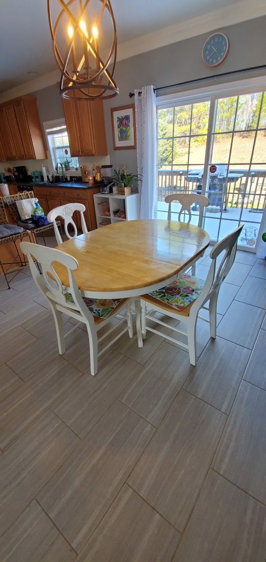 Best offer will be accepted!! for Oak/ White Dining set for 4 includes a Beautiful lighted Hutch