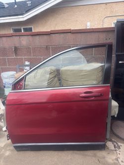 LEFT DRIVER SIDE FRONT DOOR 2016 HONDA Cr-V (RED) WITH HINGES.