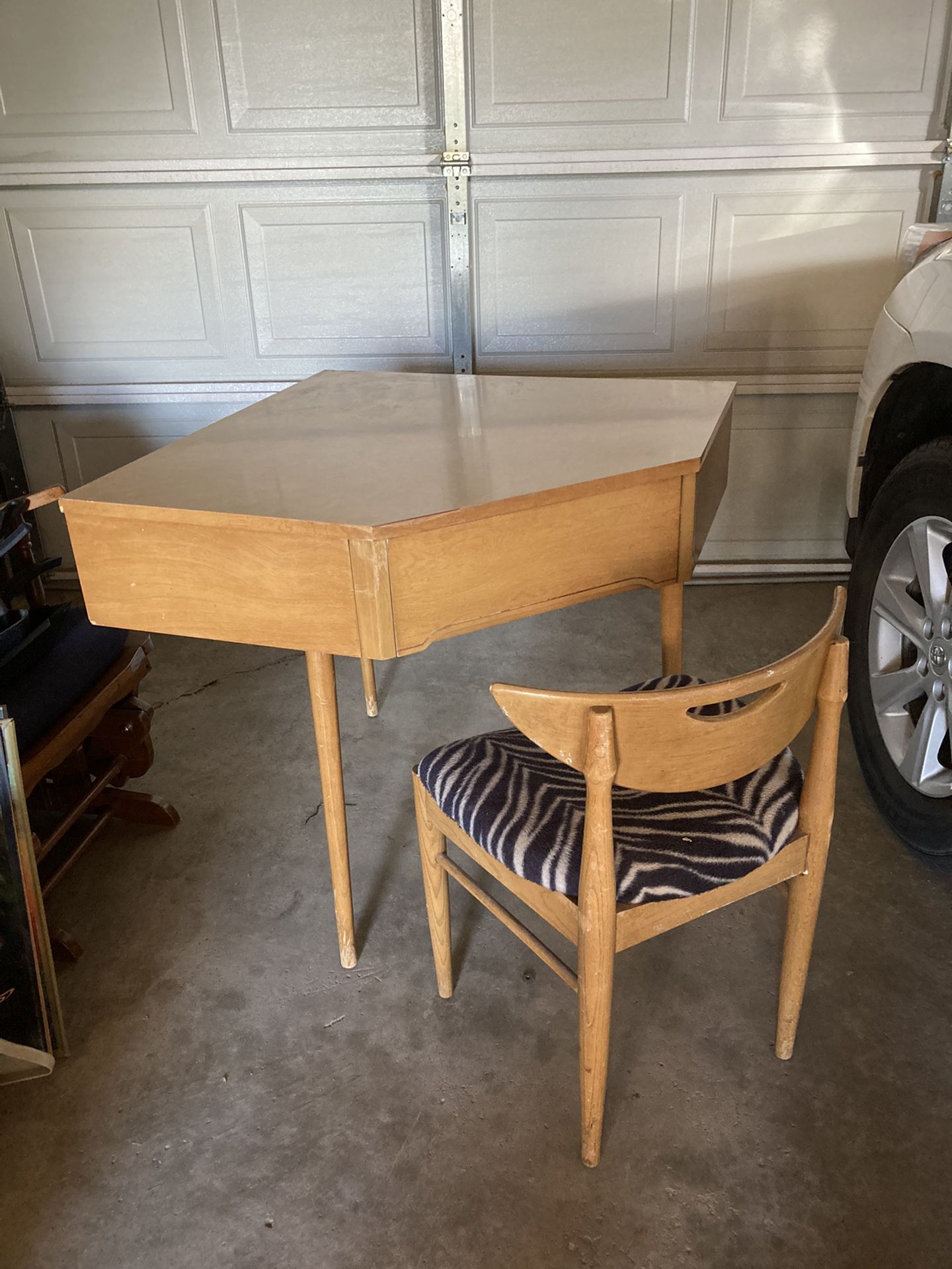 Corner Desk And Chair 