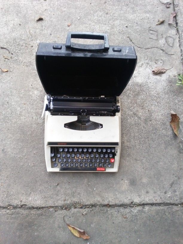 Typewriter -vintage brother Deluxe 650TR