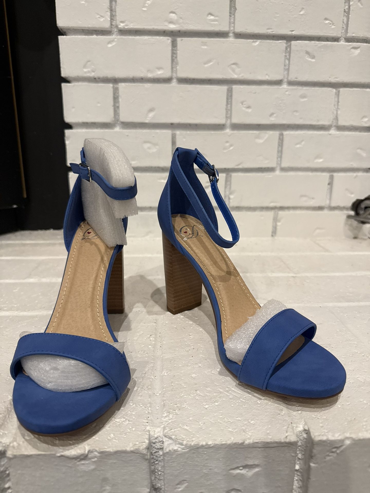 NEW Blue Heels Size 8.5