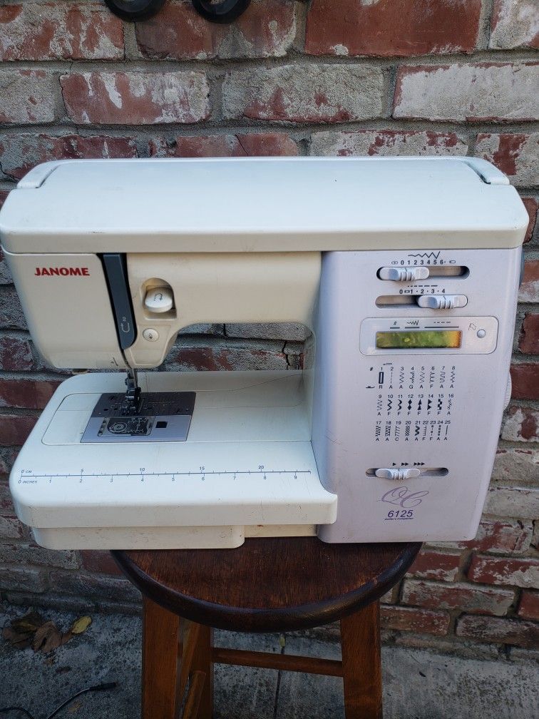 Janome 6125QC Sewing/Quilting Machine Pre-owned