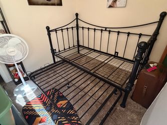 Black Metal Daybed Frame with Trundle