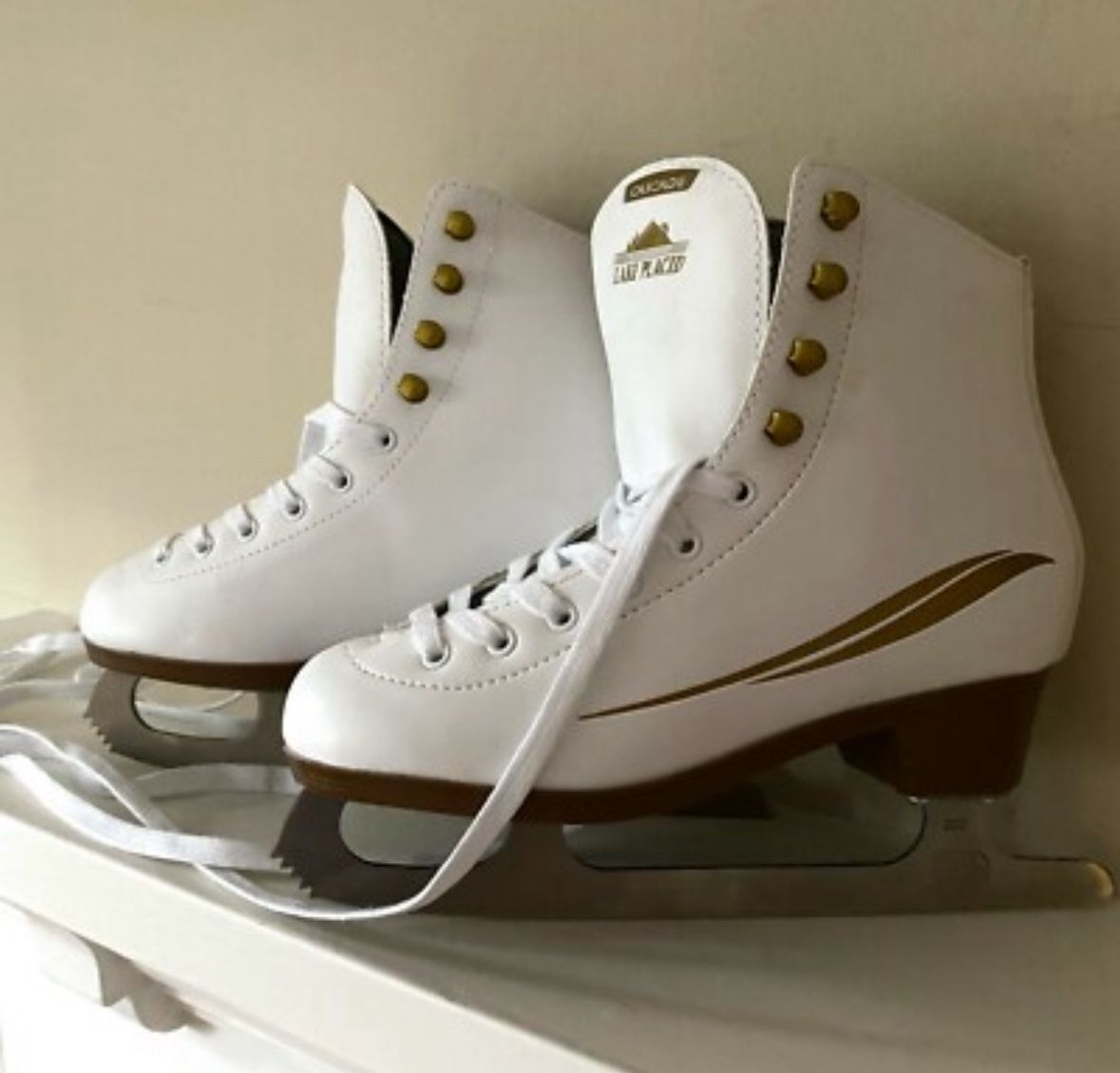 Lake Placid CASCADE Women's Figure Ice Skates White with Guard- Size 8