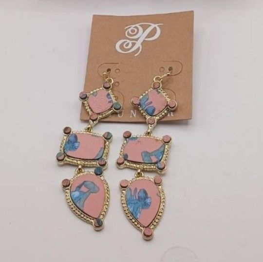 Plunder"Hazel Louise Earrings
Pink and blue goldtone dangles
New in box 
