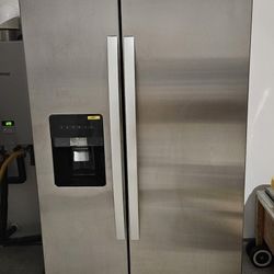 *NEW*  Whirlpool Refrigerador.  WRS315SDHM13