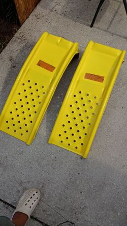 Selling 1 pair of yellow ramps.