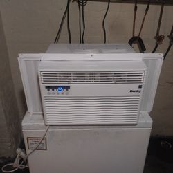 Air Conditioner Danby 8,000 BTU ( Smart WiFi Like New)