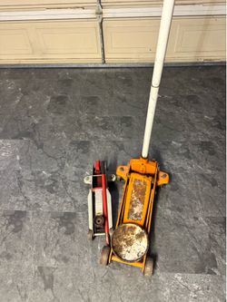 2 Floor jacks !!