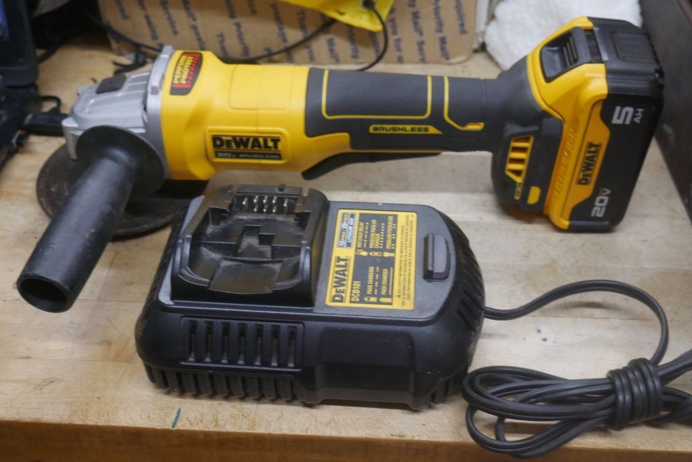 DEWALT GRINDER DCG408 WITH 5AH BATTERY AND CHARGER 887379-1