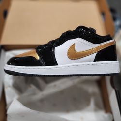Jordan 1 Low - Gold Toe 6Y/7.5W