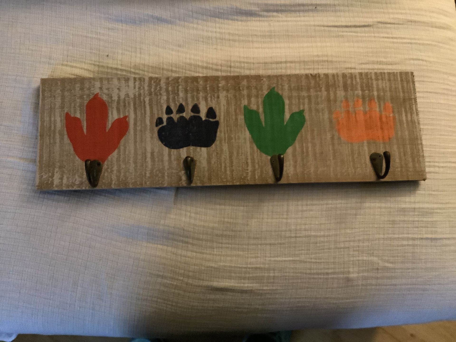 Wall Rack With 4 Hooks