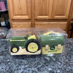 Ceramic John Deere Salt and pepper shaker set tractor and lunch box. no chips or cracks in original box. Brand new never removed from packaging.  