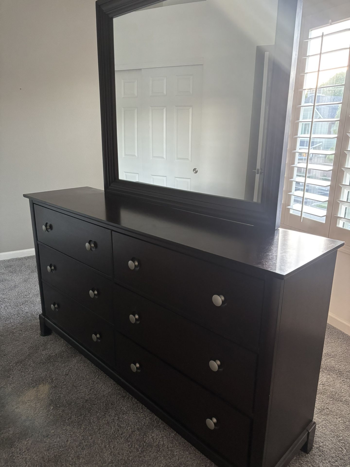 Dresser With Mirror