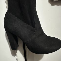Botas de gamusa arriba dela rodilla size7