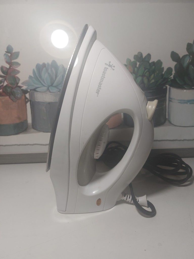 BNIB White iron with a variety of features, including a 30 minute auto-off, variable steam levels, shot of steam, vertical steam, and drip-free techno