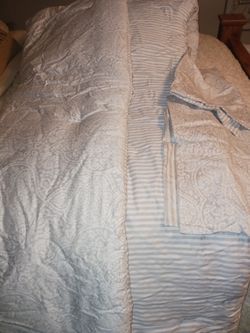 Very Nice Reversible Gray And White Comfoter With Shams