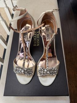 Badgley Mischka Crystal Embellished Satin size 8 Heels