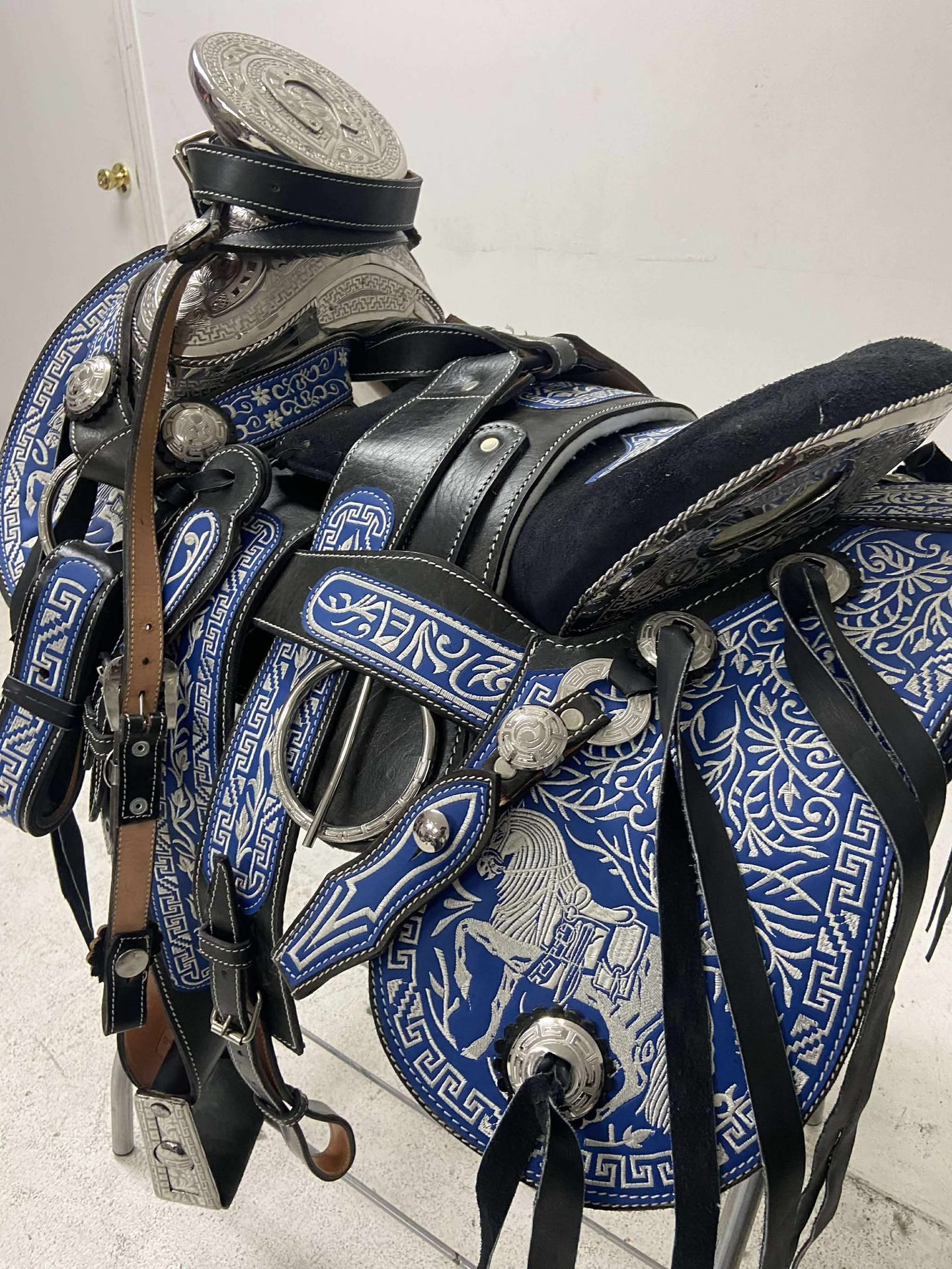 Montura charra súper bordada con Herrage y fuste plateado completo