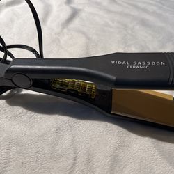 Vidal Sassoon Ceramic Hair Straightener Styling for Sale in
