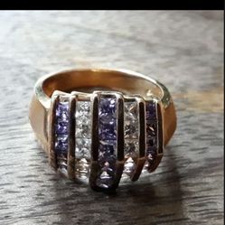 CA. TECHNIBOND  RING. GOLD COLORED. PURPLE CLEAR RHINESTONES. I THINK SIZE 6  