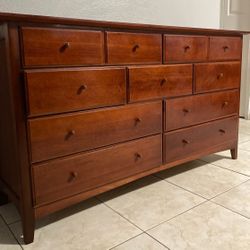 Spacious 9-Drawer Dresser – Excellent Condition!