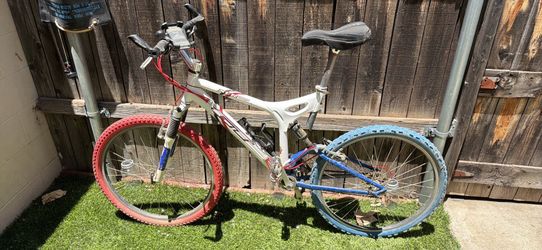 Rare Vintage 1999 GT XCR 1000 i-Drive - Team White/Blue