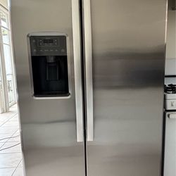 GE 25.3 CU.FT stainless steel silver fridge