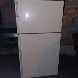 GE Refrigerator 