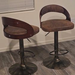 4 Bar Stools 