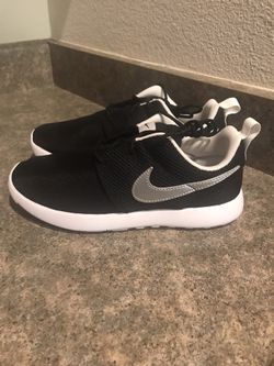NIKE ROSHE ONE (PS) SIZE 3Y