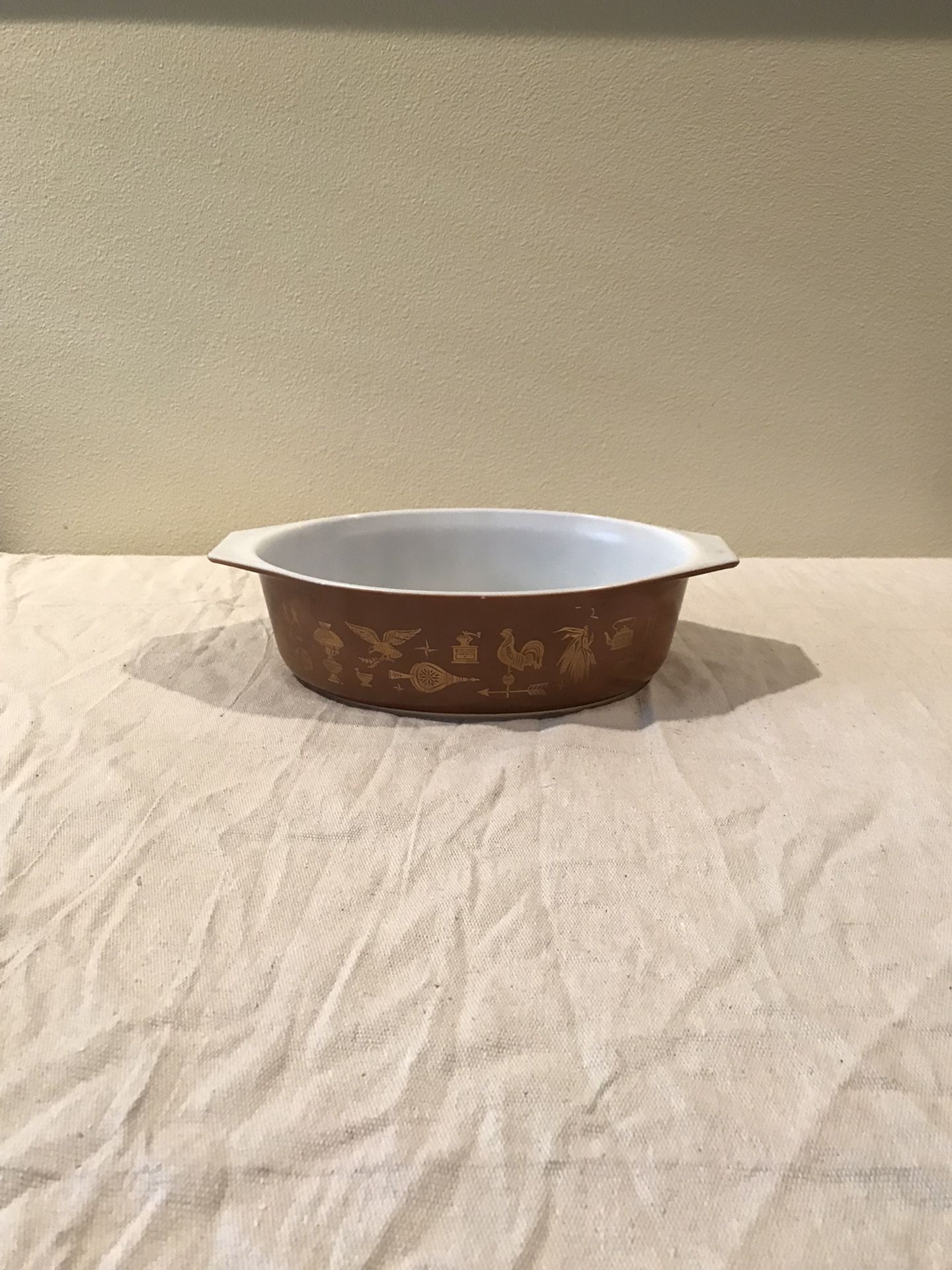 1962 Vintage Pyrex American 043 1 1/2 QT Cinderella Casserole with lid, Colonial Brown w/gold leaf Americana