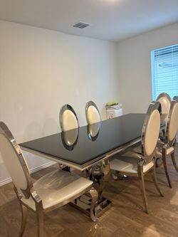 Dining set for 6 people—like new.
