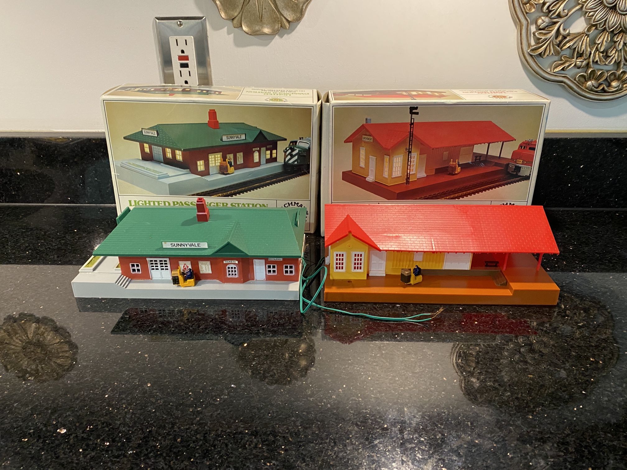 Bachmann Lighted Electric Train Passenger Station & Freight Station HO Scale