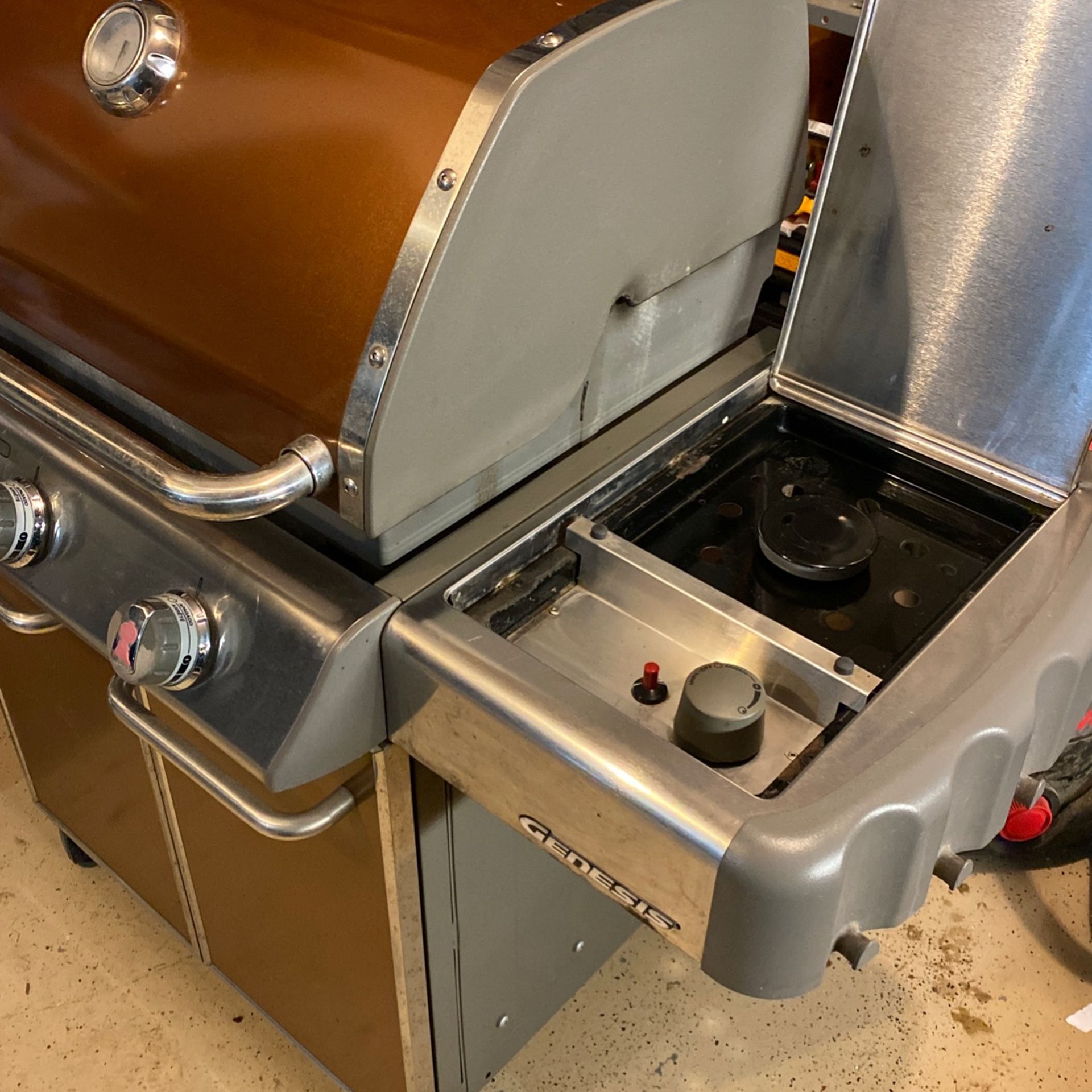 er Genesis 3Burner Gas Grill W/Searing Station for Sale in Kansas