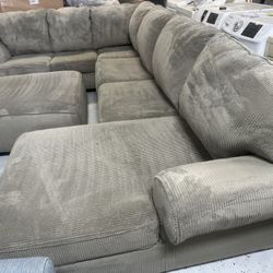 SECTIONAL SOFA GREY AND OTTOMAN 135”-97”-63”.  AND OTTOMAN IS 39”-39” FREE DELIVERY 🚚 