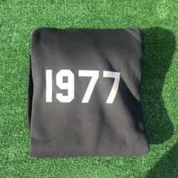 1977 Hoodie – Size Medium, Iconic Streetwear Essential!