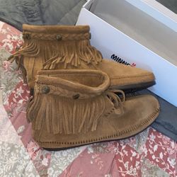 MINNETONKA, Woman’s high top back zip boot, Dusty Brown, Size- Woman’s 8.5 US