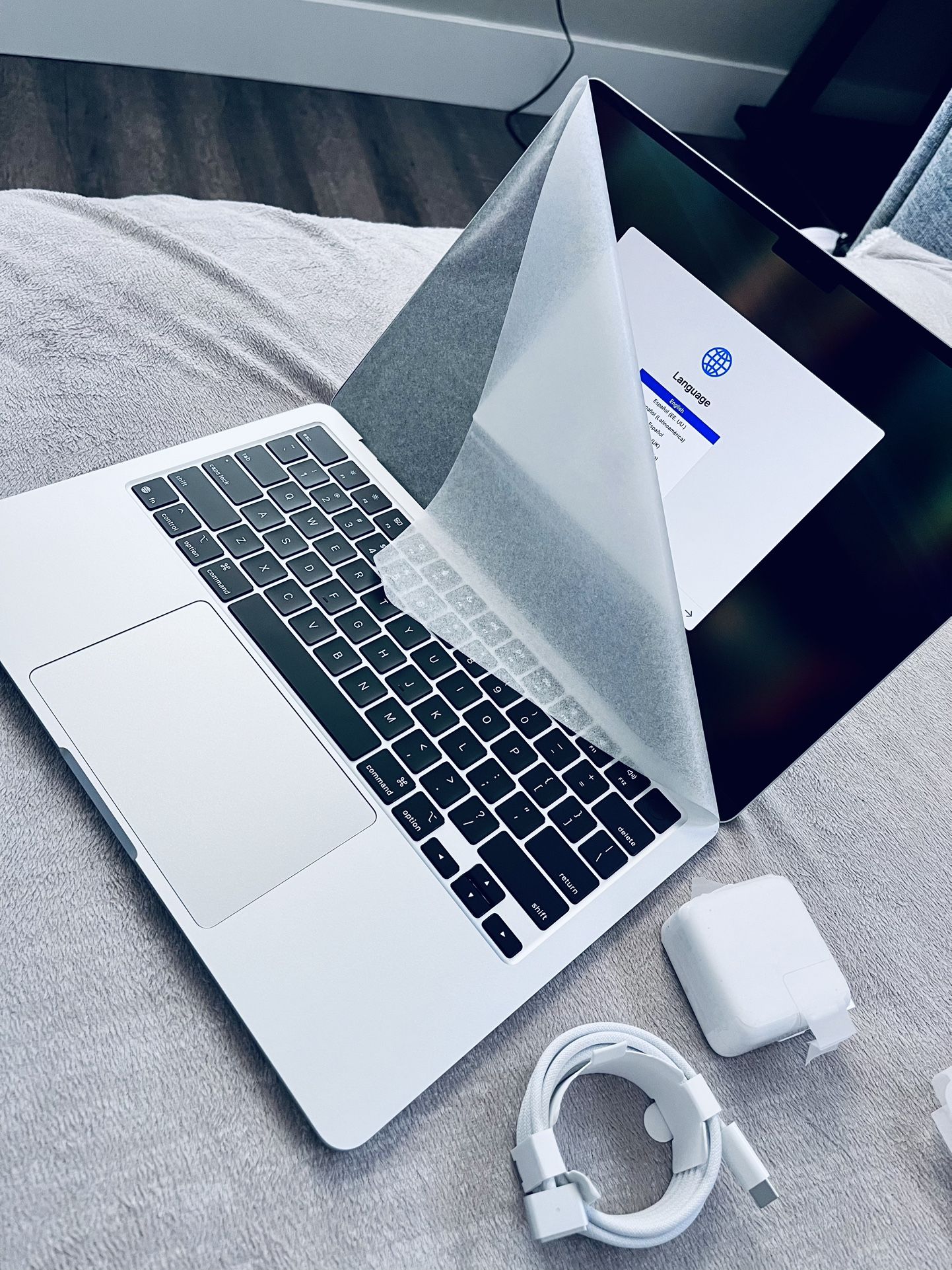 Apple MacBook Air 13-inch, M4 Chip! 256GB SSD, 16GB Ram! Brand New!!! 