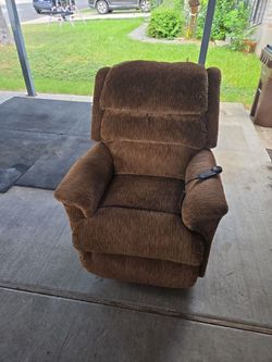 LAZBOY LIBERTY LUXURY LIFT CHAIR 8 POSITION RECLINER, PERFECT FOR PEOPLE WHO HAVE A PROBLEM STANDING FROM THE SITTING POSITION. HAS 4 SPEEDS IN THE MA