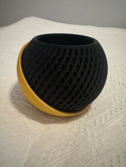 Modern 3D Printed Planter with Removable Drain Tray – Black & Gold