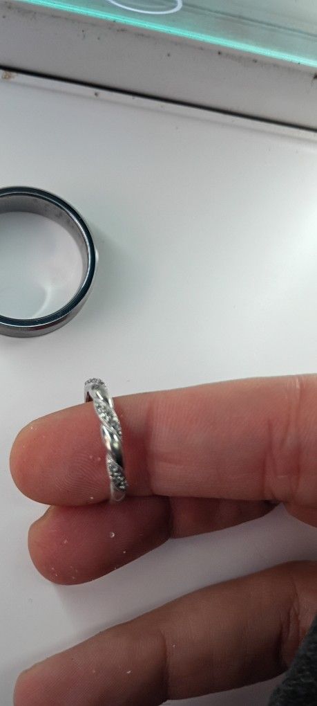 Dazzling 10K White Gold Diamond Twisted Band (Wedding/Stackable Ring)