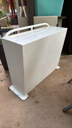 Boat center console leaning post