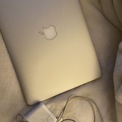 Mac Book Laptop 