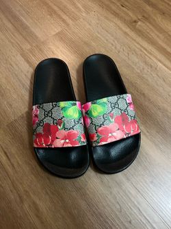 Gucci bloom slides .